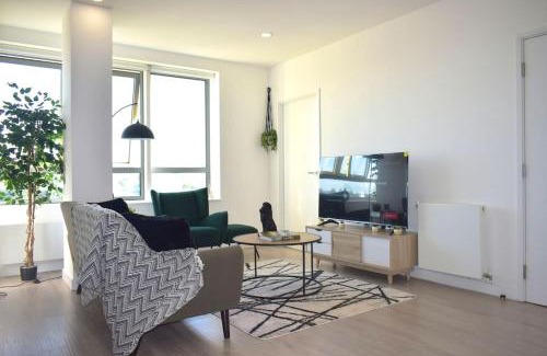 Bracknell Apartment | Modern 2-Bed Apartment Near Ascot & Legoland, Sleep upto 4 guests, Pet Friendly, Parking Available on Request!