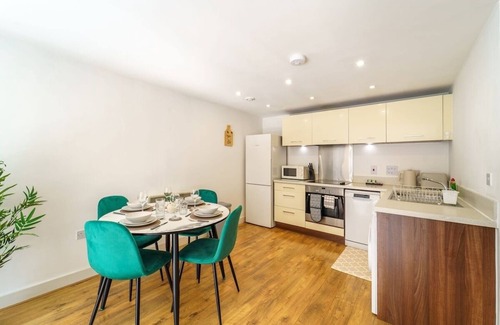 Swindon Apartment | Modern 2-bed central Swindon flat, 1 free parking