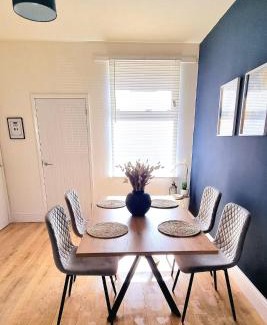 Cleethorpes Villa | Modern 2 Bed House, Cleethorpes - Contractors Welcome!