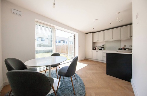 Ongar House | Modern 2 bed house in Hollystown with free parking