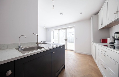 Ongar House | Modern 2 bed house in Hollystown with free parking