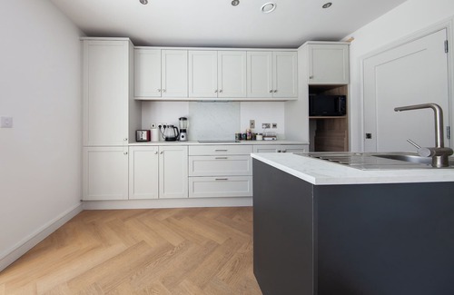 Ongar House | Modern 2 bed house in Hollystown with free parking