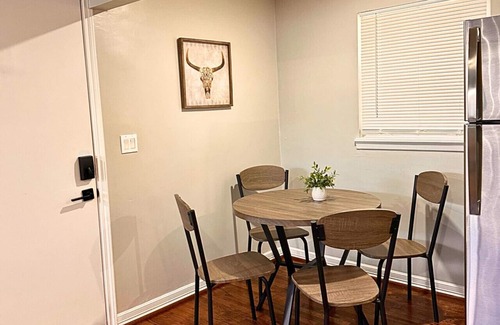 Neartown Apartment | Modern 2 Bed near Rice University