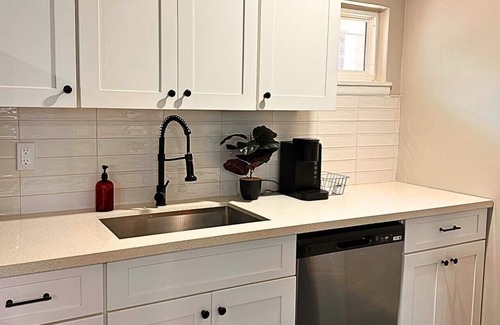 Neartown Apartment | Modern 2 Bed near Rice University