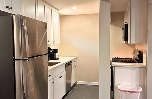 Neartown Apartment | Modern 2 Bed near Rice University