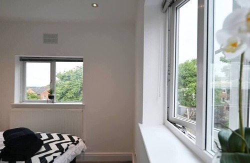 Reading Apartment | Modern 2 bed serviced apartment - Sleeps 4