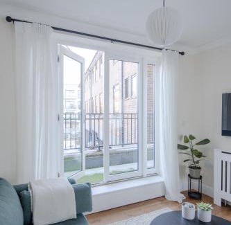 Chelmsford House | Modern 2 bed town house quiet street near station