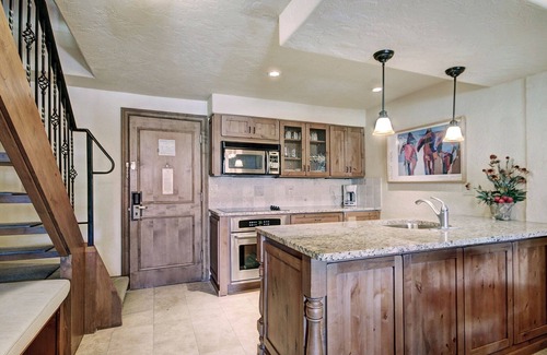 Vail Hotel | Modern 2 BR Condo Lodge at Vail, Walk to Gondola by RedAwning - Save 20% on 7+ Nights!