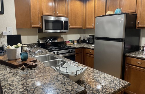 La Brea Apartment | Modern 2 BR near Grove & LACMA