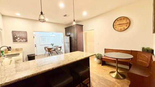 San Jose House | Modern 2 BR, Unwind in a Prime Location, with Parking