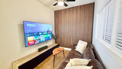 San Jose House | Modern 2 BR, Unwind in a Prime Location, with Parking