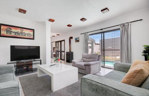 Bloubergstrand Villa | Modern 2 BR Villa Pool near Blouberg Beach Wi-Fi