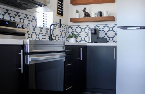 Joshua Tree House | Modern 2-Story Tiny Home w/Hot Tub, BBQ & Balcony