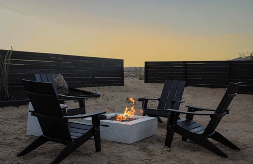 Joshua Tree House | Modern 2-Story Tiny Home w/Hot Tub, BBQ & Balcony