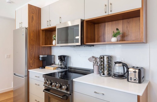 Squire Park House | Modern 2B2B w/Rooftop Walk to CapHill 6 Guests