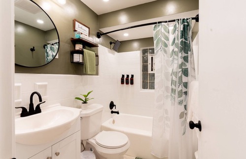 Edgewood Condo | Modern 2bd apartment in Regent Square