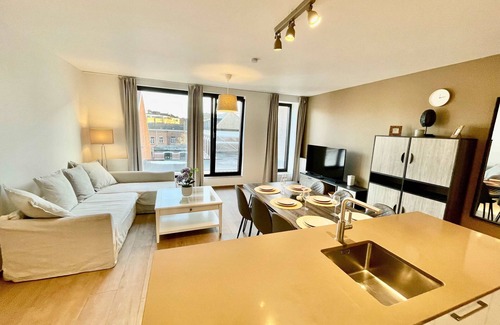 Klein-Antwerpen Apartment | Modern 2BR 1.5 BA Near Diamond District by Oneluxstay