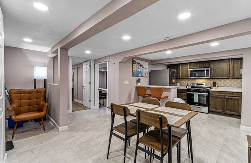 El Paso House | Modern 2BR/2BA Work Desks, 3 TVs