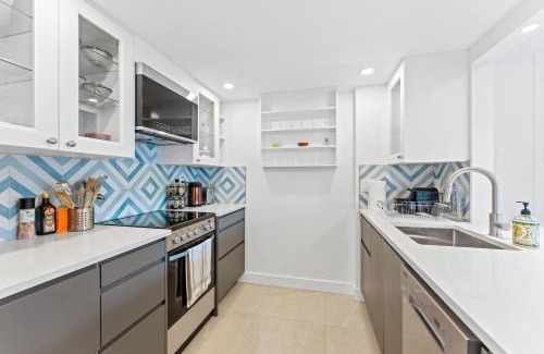 Crosstown Apartment | Modern 2BR Apartment with City Views near Rogers Arena