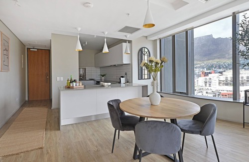 Schotsche Kloof Apartment | Modern 2BR Apartment with Stunning Mountain Views