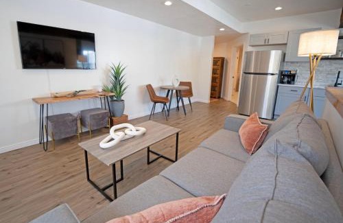 Sandy House | Modern 2br Escape Mountain View & Gully Access