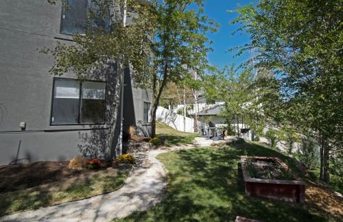 Sandy House | Modern 2br Escape Mountain View & Gully Access