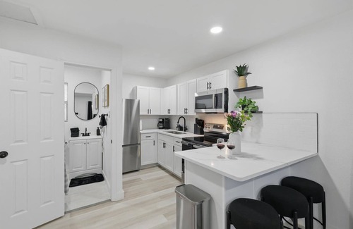 Haltom City Apartment | Modern 2BR Unit Hot Tub Outdoor Lounge