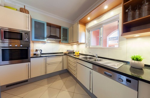 Vilamoura Apartment | Modern 2BR w/Pool – Central Vilamoura
