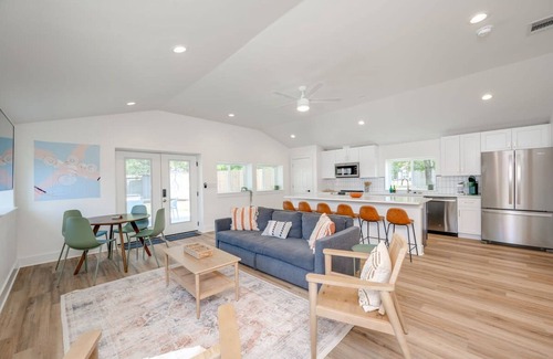 Blanco House | Modern 3 2 two Kings hot tub Fire pit 16min to Wine Trail Nearby Pickleball Courts Pools