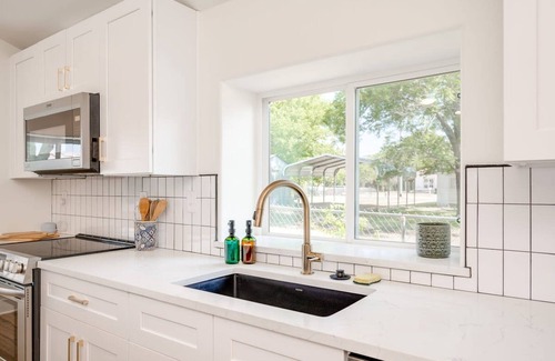 Blanco House | Modern 3 2 two Kings hot tub Fire pit 16min to Wine Trail Nearby Pickleball Courts Pools