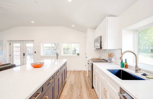 Blanco House | Modern 3 2 two Kings hot tub Fire pit 16min to Wine Trail Nearby Pickleball Courts Pools