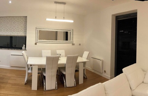 Brixton House | Modern 3-Bed Contemporary Home with Outdoor Dining – Walk to Park & Market!