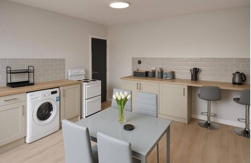 Leeds Apartment | Modern 3-Bed Duplex Apartment – Steps from Leeds Arena & City Centre
