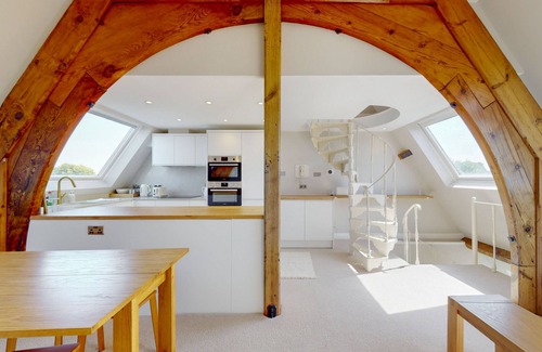 Ravenscourt Park Apartment | Modern 3 Bed Duplex near Stamford Brook Station