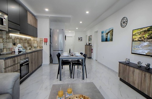 Mellieħa Heights Apartment | Modern 3-bedroom apartment in central Mellieħa 🌞. Sleeps 6, fully air-conditioned with Wi-Fi, Smart TV & lift access. Shops, restaurants & public transport just steps away 🌴.