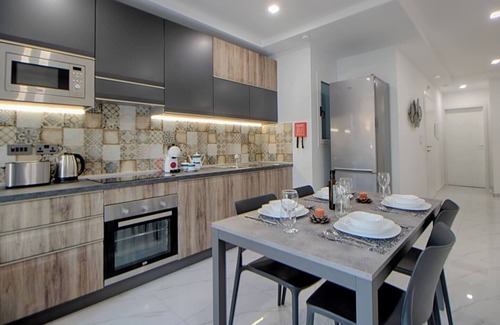 Mellieħa Heights Apartment | Modern 3-bedroom apartment in central Mellieħa 🌞. Sleeps 6, fully air-conditioned with Wi-Fi, Smart TV & lift access. Shops, restaurants & public transport just steps away 🌴.