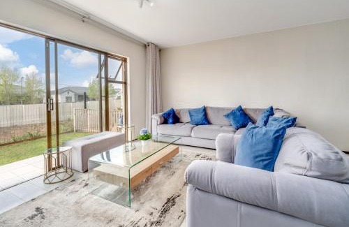 Greater Johannesburg Metropolitan Area Apartment | Modern 3-bedroom Apartment in Broadacres Sandton