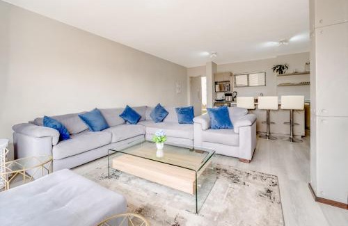 Greater Johannesburg Metropolitan Area Apartment | Modern 3-bedroom Apartment in Broadacres Sandton