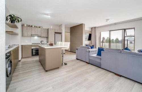 Greater Johannesburg Metropolitan Area Apartment | Modern 3-bedroom Apartment in Broadacres Sandton