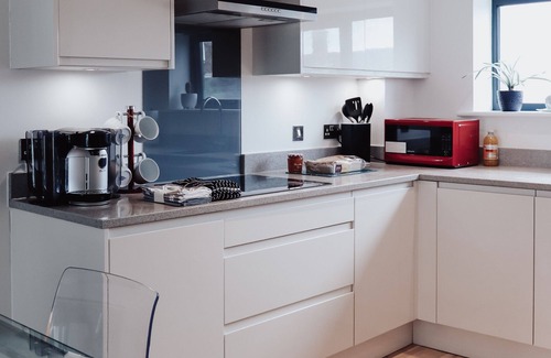 Hythe House | Modern 3-Bedroom Coastal Home Steps from beach