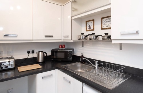 Oakengates House | Modern 3 bedroom family property, close to attractions and amenities.