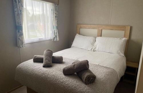 South Cerney Other | Modern 3 Bedroom Caravan, South Cerney