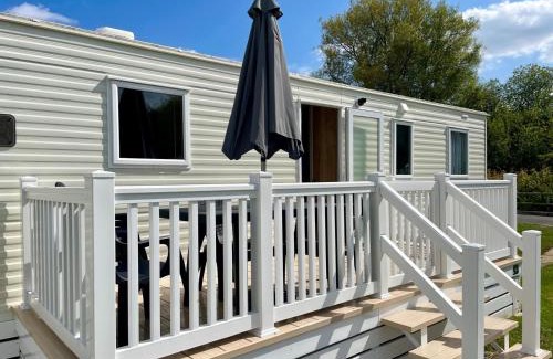 South Cerney Other | Modern 3 Bedroom Caravan, South Cerney