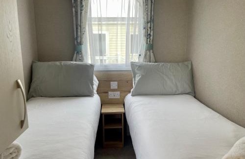 South Cerney Other | Modern 3 Bedroom Caravan, South Cerney