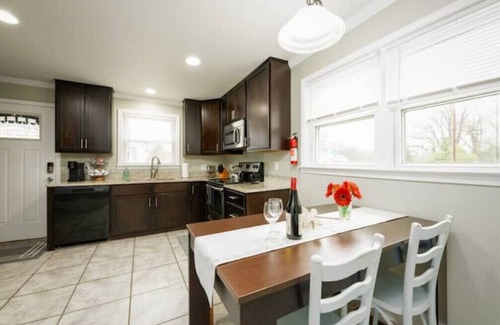 Greensboro House | Modern 3 BR home - Fireplace-Close to everything
