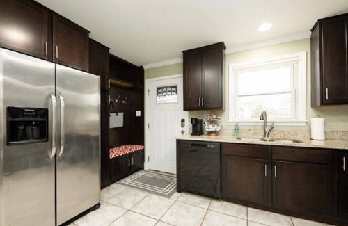 Greensboro House | Modern 3 BR home - Fireplace-Close to everything