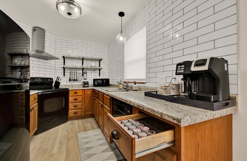 West Allis House | Modern 3 BR Minutes to WI Statefair, MKE Zoo, Brewers, & Hospital