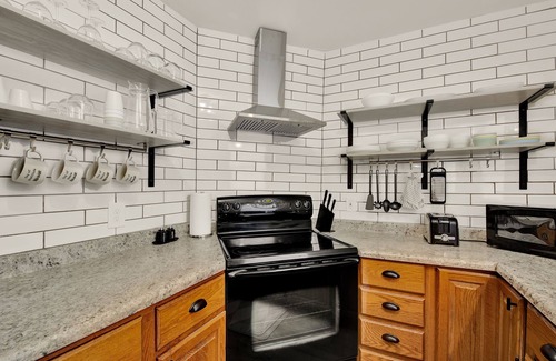 West Allis House | Modern 3 BR Minutes to WI Statefair, MKE Zoo, Brewers, & Hospital