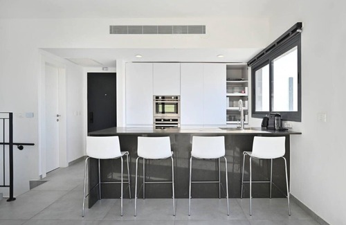 Tel Aviv City Center Apartment | Modern 3 BR Penthouse with Jacuzzi in Rothschild Blvd by HolyGuest