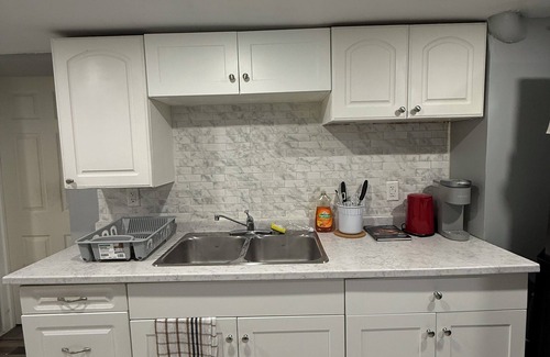 Riverside Apartment | Modern 3‑BR Riverside Retreat, 2 Lounges, Near Casino & Riverfront.